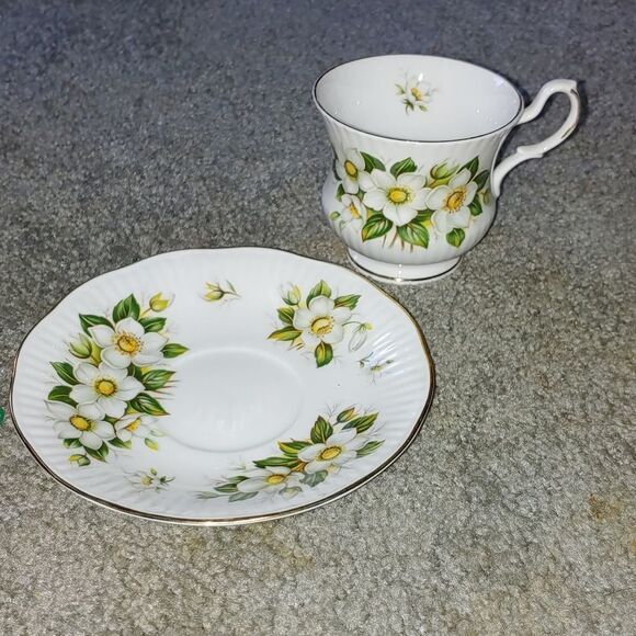 VINTAGE Royal Dover Bone China Teacup & Saucer Dogwoods w Gold Trim England - Picture 2 of 9